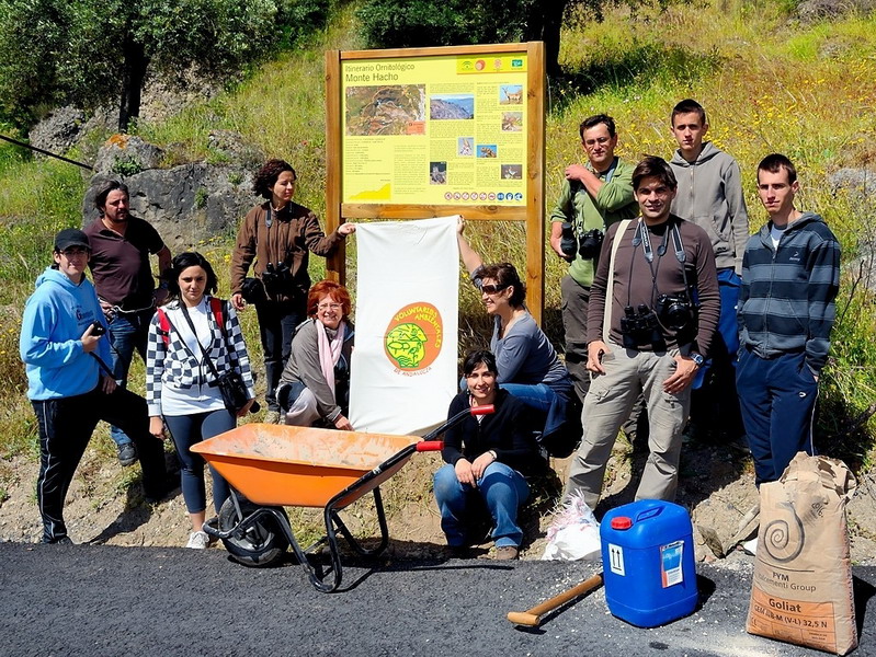 Voluntariado Ambiental se señalización de itinerario ornitológico en el Hacho (Álora)