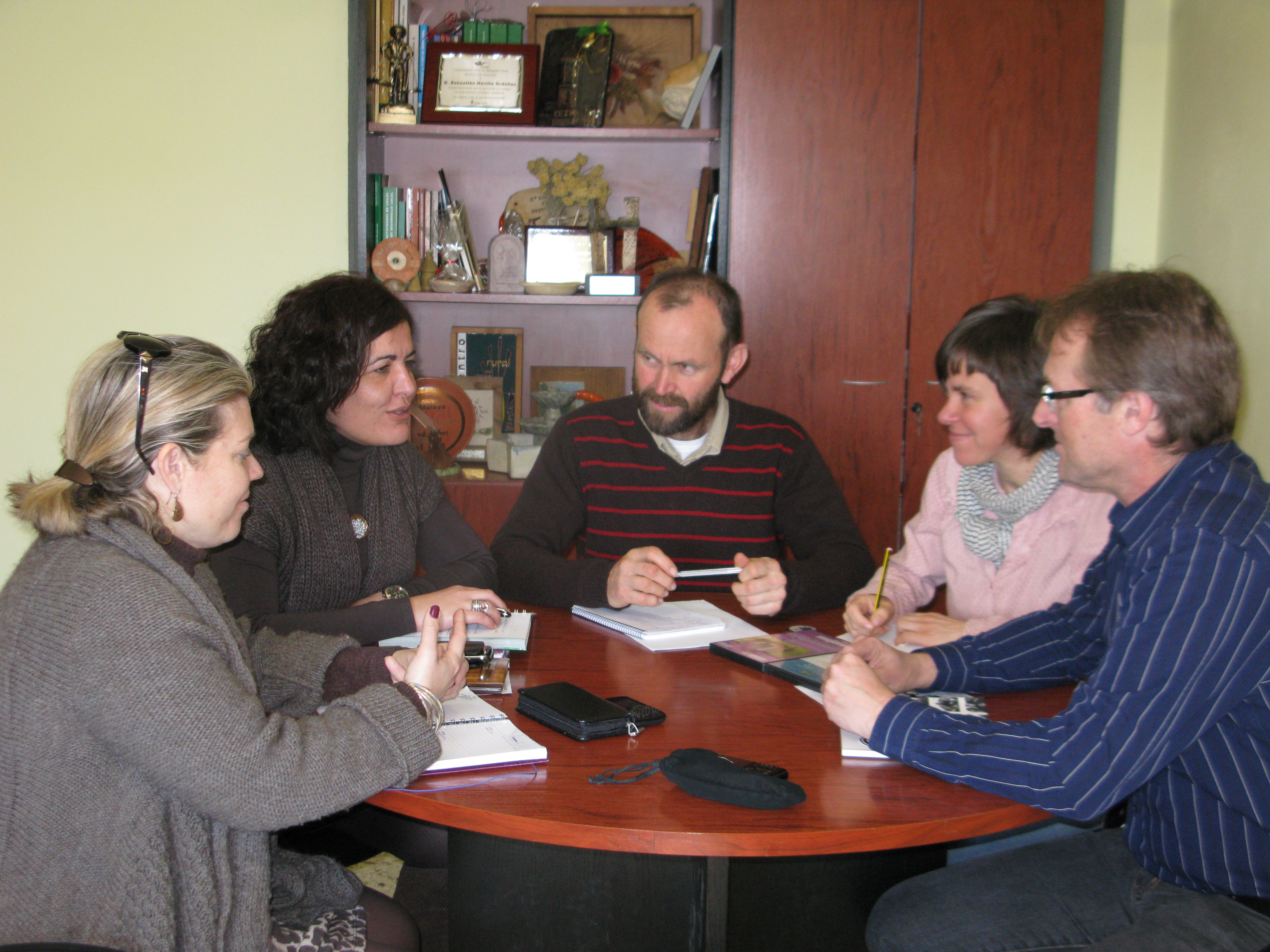 La delegada de Agricultura y la coordinadora del IAM visitan los grupos de desarrollo rural de Sierra de las Nieves y Guadalhorce