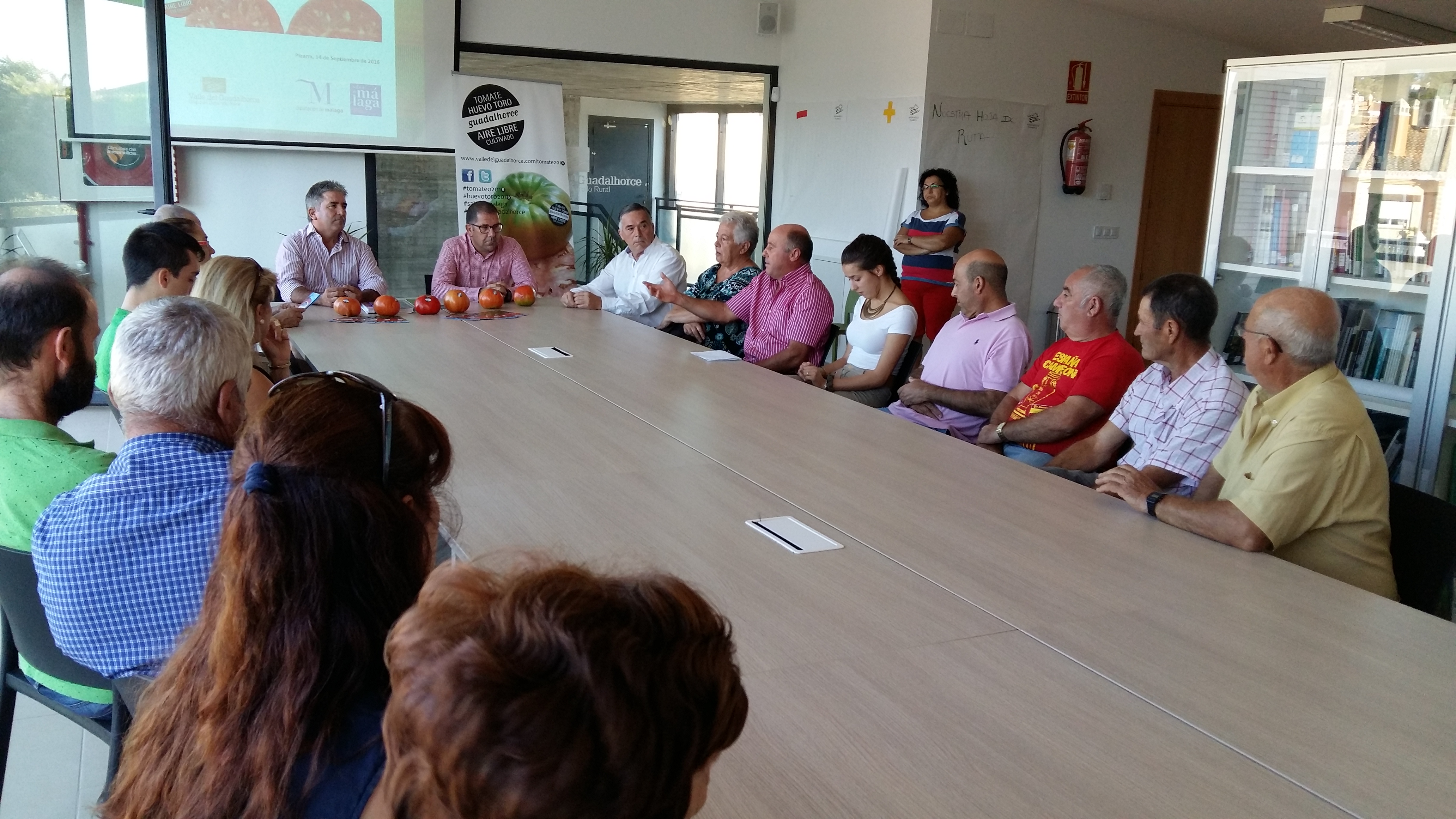 Los agricultores y agricultoras que cultivan Tomate Huevo Toro, se renen en plena de campaa.